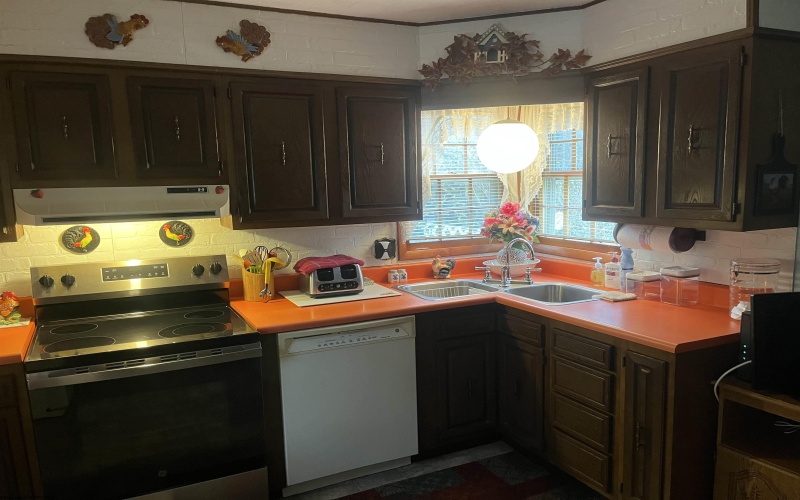 611 Broad Street, Weston, West Virginia 26452, 2 Bedrooms Bedrooms, 5 Rooms Rooms,1 BathroomBathrooms,Single Family Detached,For Sale,Broad,10163456