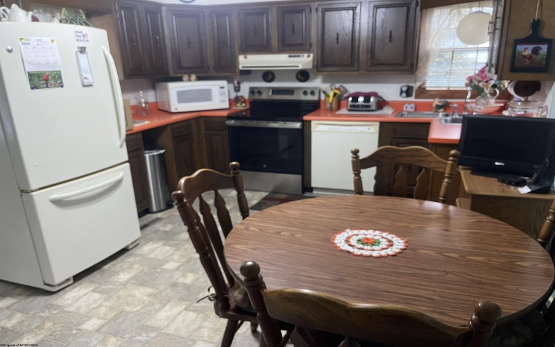 611 Broad Street, Weston, West Virginia 26452, 2 Bedrooms Bedrooms, 5 Rooms Rooms,1 BathroomBathrooms,Single Family Detached,For Sale,Broad,10163456