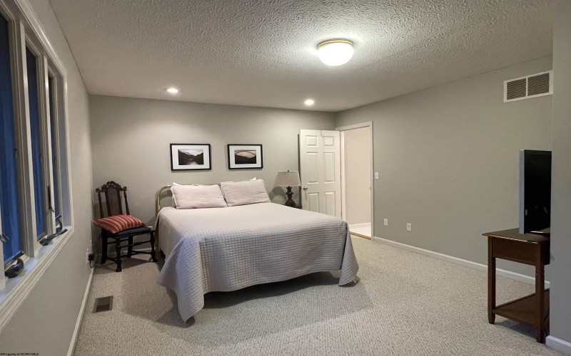 206 Aaron Smith Drive, Bridgeport, West Virginia 26330, 3 Bedrooms Bedrooms, 5 Rooms Rooms,3 BathroomsBathrooms,Residential Rentals,For Rent,Aaron Smith,10163453