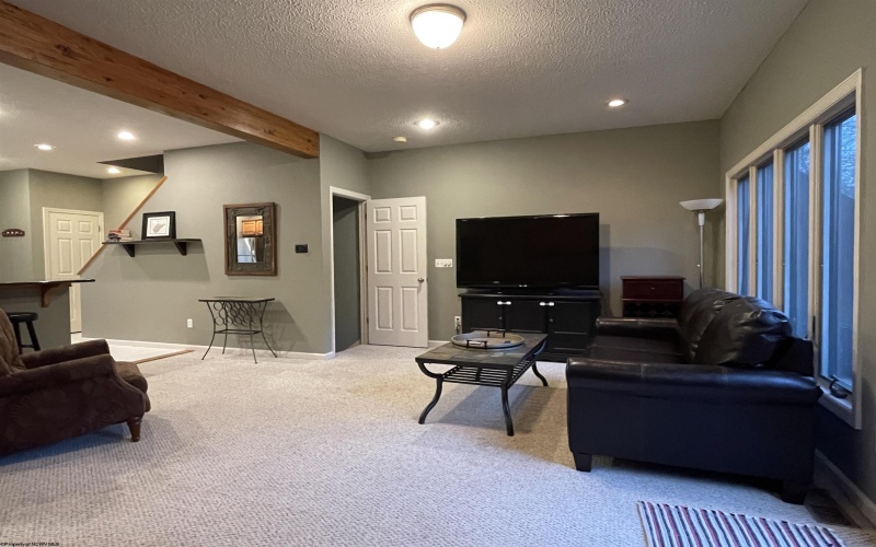 206 Aaron Smith Drive, Bridgeport, West Virginia 26330, 3 Bedrooms Bedrooms, 5 Rooms Rooms,3 BathroomsBathrooms,Residential Rentals,For Rent,Aaron Smith,10163453