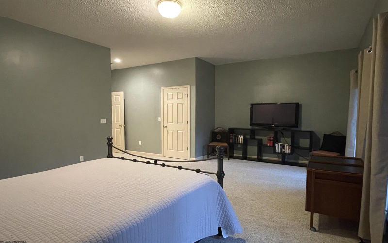 206 Aaron Smith Drive, Bridgeport, West Virginia 26330, 3 Bedrooms Bedrooms, 5 Rooms Rooms,3 BathroomsBathrooms,Residential Rentals,For Rent,Aaron Smith,10163453