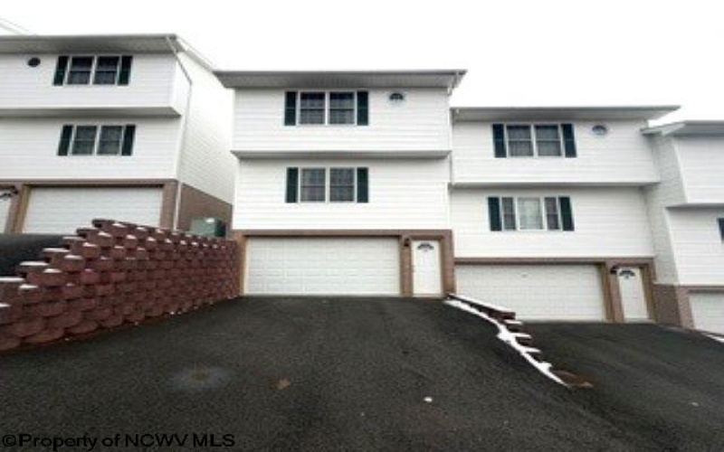 808 Carmell Court, Morgantown, West Virginia 26505, 3 Bedrooms Bedrooms, 6 Rooms Rooms,3 BathroomsBathrooms,Residential Rentals,For Rent,Carmell,10163460