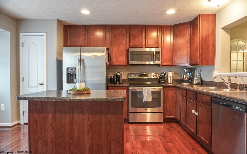 202 Summerfield Drive, Morgantown, West Virginia 26508, 3 Bedrooms Bedrooms, 6 Rooms Rooms,2 BathroomsBathrooms,Single Family Attached,For Sale,Summerfield,10163467