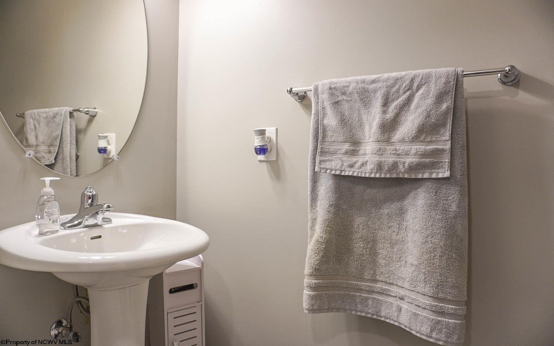 202 Summerfield Drive, Morgantown, West Virginia 26508, 3 Bedrooms Bedrooms, 6 Rooms Rooms,2 BathroomsBathrooms,Single Family Attached,For Sale,Summerfield,10163467