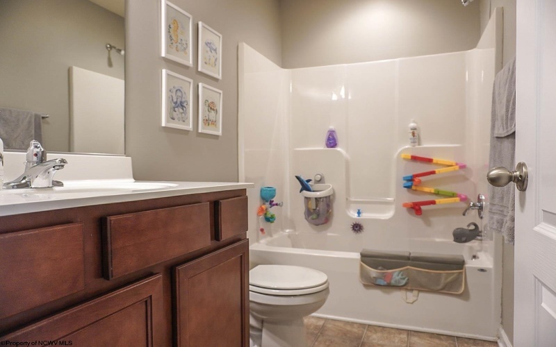 202 Summerfield Drive, Morgantown, West Virginia 26508, 3 Bedrooms Bedrooms, 6 Rooms Rooms,2 BathroomsBathrooms,Single Family Attached,For Sale,Summerfield,10163467