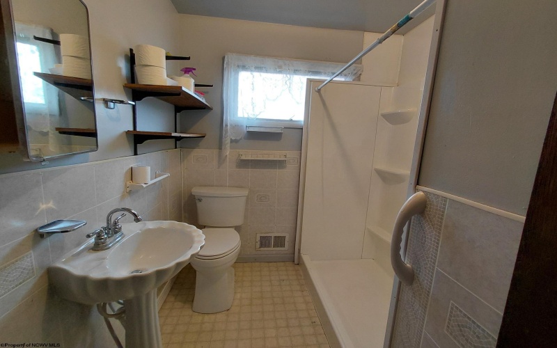 32 Circle Drive, Mount Clare, West Virginia 26408, 3 Bedrooms Bedrooms, 5 Rooms Rooms,1 BathroomBathrooms,Single Family Detached,For Sale,Circle,10163476