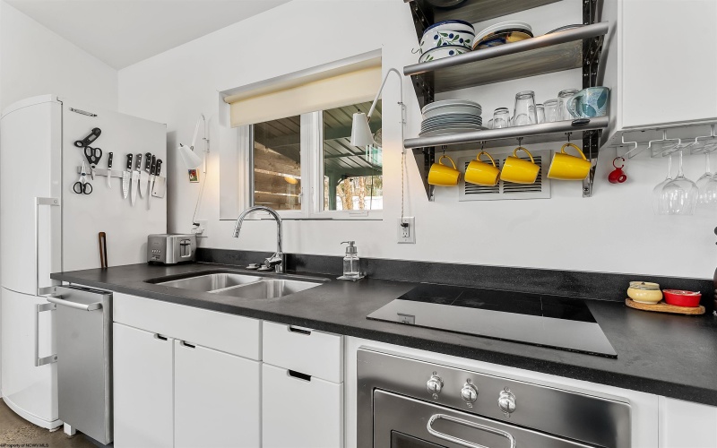 160 Greenbrier Street, Morgantown, West Virginia 26501, 3 Bedrooms Bedrooms, 8 Rooms Rooms,2 BathroomsBathrooms,Single Family Detached,For Sale,Greenbrier,10163479