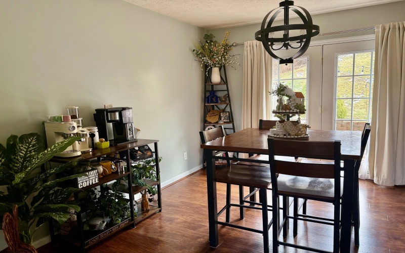 27 Clear Spring Drive, Morgantown, West Virginia 26508, 3 Bedrooms Bedrooms, 6 Rooms Rooms,2 BathroomsBathrooms,Single Family Attached,For Sale,Clear Spring,10163526