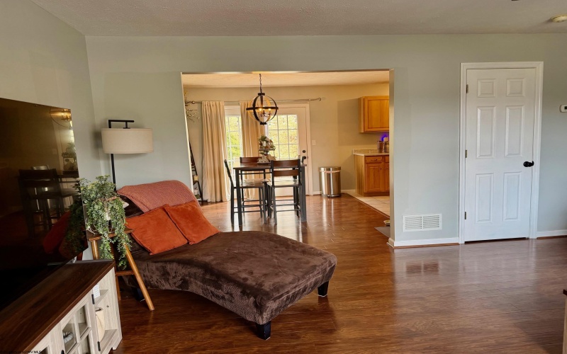 27 Clear Spring Drive, Morgantown, West Virginia 26508, 3 Bedrooms Bedrooms, 6 Rooms Rooms,2 BathroomsBathrooms,Single Family Attached,For Sale,Clear Spring,10163526