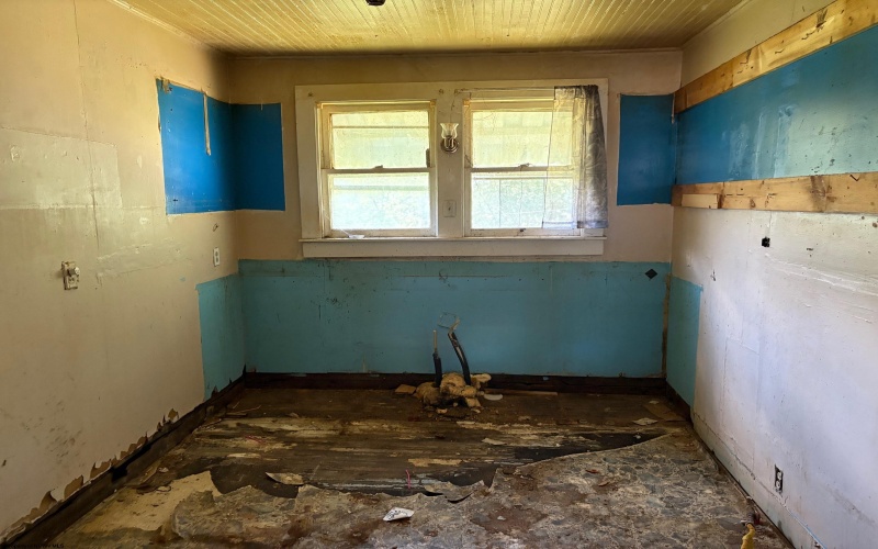 117 Brown Avenue, Weston, West Virginia 26452, 2 Bedrooms Bedrooms, 5 Rooms Rooms,1 BathroomBathrooms,Single Family Attached,For Sale,Brown,10161305