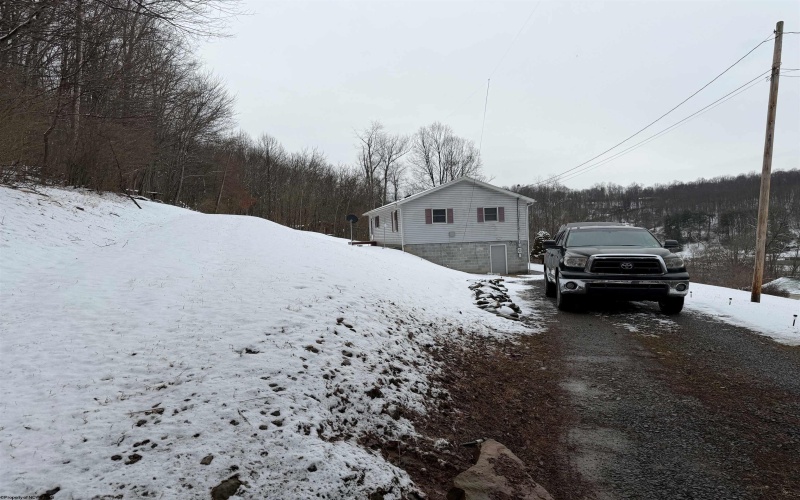 1 Crescent Street, Grafton, West Virginia 26354, 3 Bedrooms Bedrooms, 6 Rooms Rooms,2 BathroomsBathrooms,Single Family Detached,For Sale,Crescent,10163540