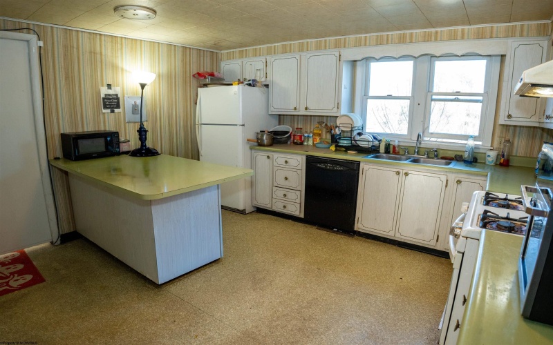 1224 Eastern Avenue, Morgantown, West Virginia 26505, 5 Bedrooms Bedrooms, 9 Rooms Rooms,3 BathroomsBathrooms,Single Family Detached,For Sale,Eastern,10163577