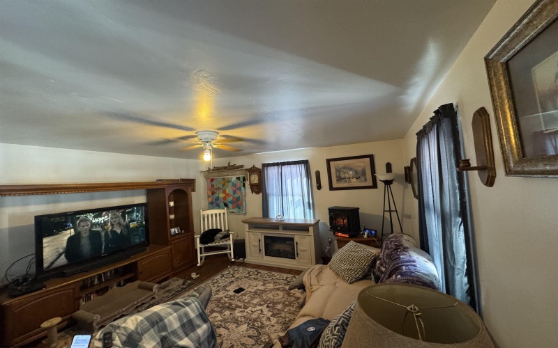 245 Riverside Drive, Weston, West Virginia 26452, 2 Bedrooms Bedrooms, 6 Rooms Rooms,1 BathroomBathrooms,Single Family Detached,For Sale,Riverside,10163625