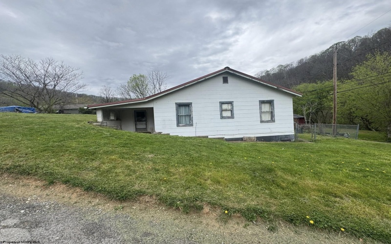 245 Riverside Drive, Weston, West Virginia 26452, 2 Bedrooms Bedrooms, 6 Rooms Rooms,1 BathroomBathrooms,Single Family Detached,For Sale,Riverside,10163625