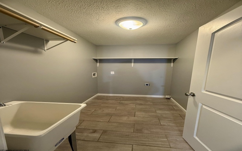 407 Kings Point Lane, Morgantown, West Virginia 26508, 4 Bedrooms Bedrooms, 7 Rooms Rooms,5 BathroomsBathrooms,Single Family Detached,For Sale,Kings Point,10163638
