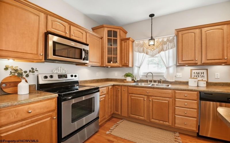 124 Claremont Court, Morgantown, West Virginia 26501, 3 Bedrooms Bedrooms, 6 Rooms Rooms,2 BathroomsBathrooms,Single Family Attached,For Sale,Claremont,10163669