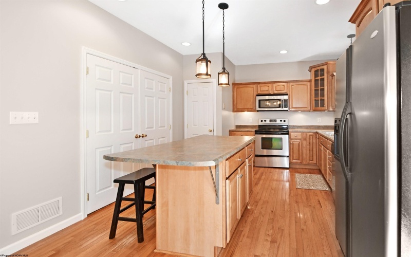 124 Claremont Court, Morgantown, West Virginia 26501, 3 Bedrooms Bedrooms, 6 Rooms Rooms,2 BathroomsBathrooms,Single Family Attached,For Sale,Claremont,10163669