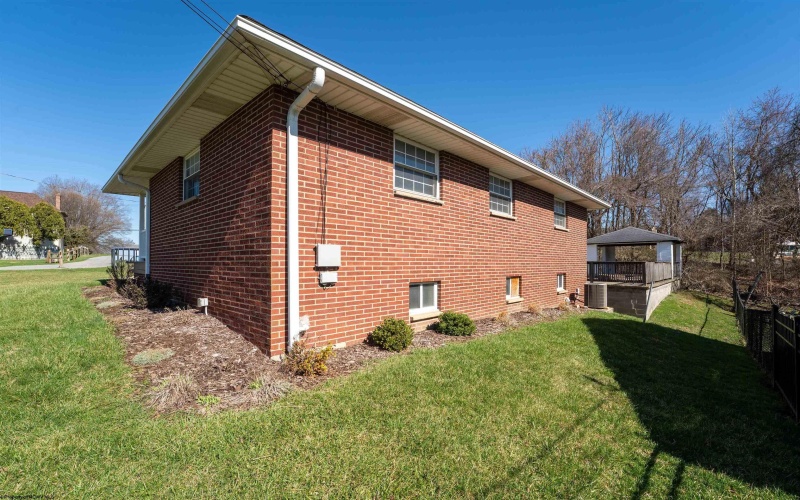 102 Lemont Court, Fairmont, West Virginia 26554, 3 Bedrooms Bedrooms, 7 Rooms Rooms,2 BathroomsBathrooms,Single Family Detached,For Sale,Lemont,10163671