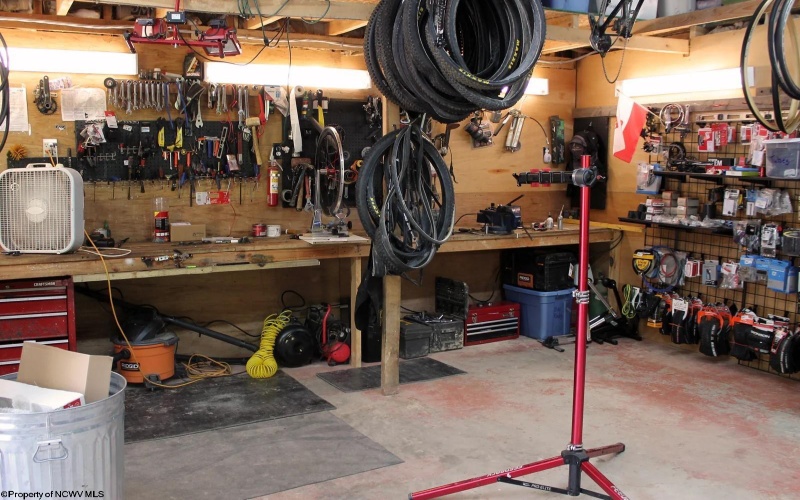 722 Valley Falls Road, Fairmont, West Virginia 26554-9999, 3 Bedrooms Bedrooms, 5 Rooms Rooms,2 BathroomsBathrooms,Single Family Detached,For Sale,Valley Falls,10163711