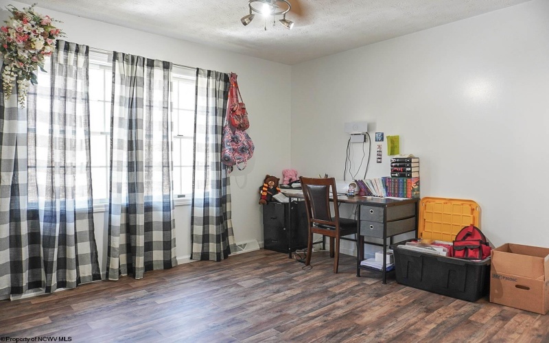 211 Tunnel Hollow Road, Fairmont, West Virginia 26554, 3 Bedrooms Bedrooms, 7 Rooms Rooms,2 BathroomsBathrooms,Single Family Detached,For Sale,Tunnel Hollow,10163704