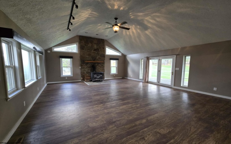 303 Sandhill Road, Clarksburg, West Virginia 26301, 3 Bedrooms Bedrooms, 6 Rooms Rooms,2 BathroomsBathrooms,Single Family Detached,For Sale,Sandhill,10163697