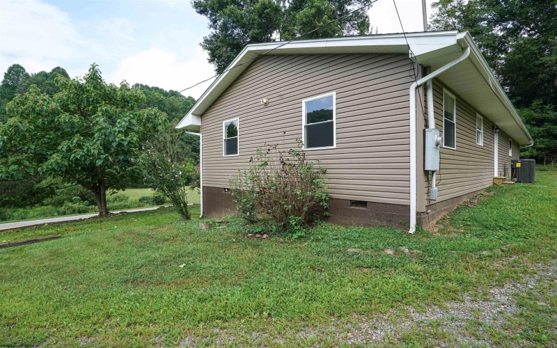 14069 US HWY 19 South, Walkersville, West Virginia 26447-0000, 3 Bedrooms Bedrooms, 6 Rooms Rooms,2 BathroomsBathrooms,Single Family Detached,For Sale,US HWY 19,10162428