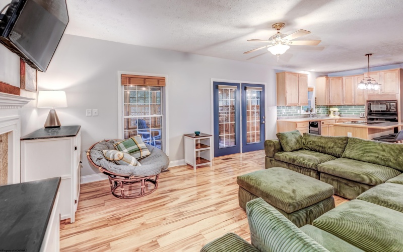 17 Karen Lane, Morgantown, West Virginia 26501, 3 Bedrooms Bedrooms, 9 Rooms Rooms,2 BathroomsBathrooms,Single Family Detached,For Sale,Karen,10163736