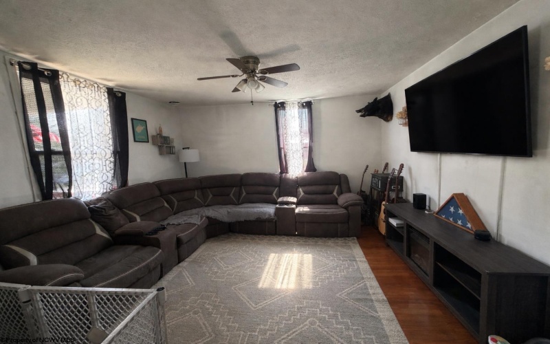 202 Meadow Avenue, Mannington, West Virginia 26582, 2 Bedrooms Bedrooms, 6 Rooms Rooms,1 BathroomBathrooms,Single Family Detached,For Sale,Meadow,10163729