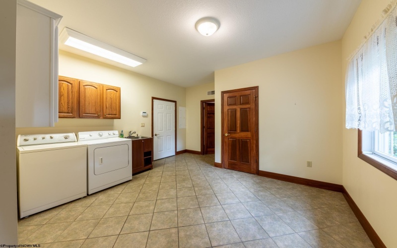 262 Deerfield Circle, Kingwood, West Virginia 26537, 4 Bedrooms Bedrooms, 8 Rooms Rooms,3 BathroomsBathrooms,Single Family Detached,For Sale,Deerfield,10161575