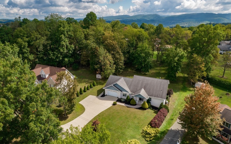 262 Deerfield Circle, Kingwood, West Virginia 26537, 4 Bedrooms Bedrooms, 8 Rooms Rooms,3 BathroomsBathrooms,Single Family Detached,For Sale,Deerfield,10161575