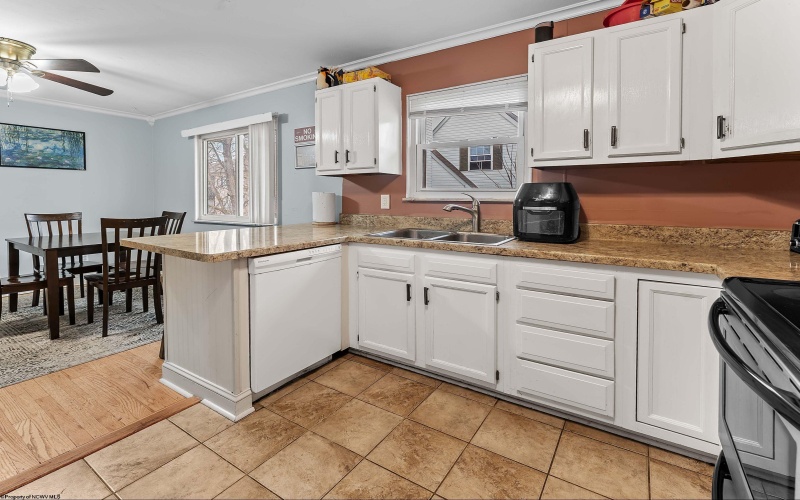 1414 Center Hill Street, Morgantown, West Virginia 26505, 5 Bedrooms Bedrooms, 13 Rooms Rooms,4 BathroomsBathrooms,Single Family Detached,For Sale,Center Hill,10163755