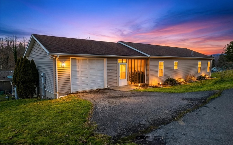 119 Columbus Street, Morgantown, West Virginia 26501, 3 Bedrooms Bedrooms, 8 Rooms Rooms,2 BathroomsBathrooms,Single Family Detached,For Sale,Columbus,10163752