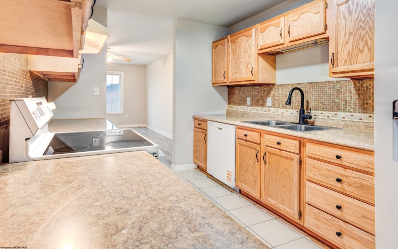 611 Vista Oaks Drive, Fairmont, West Virginia 26554, 3 Bedrooms Bedrooms, 9 Rooms Rooms,3 BathroomsBathrooms,Single Family Attached,For Sale,Vista Oaks,10163771