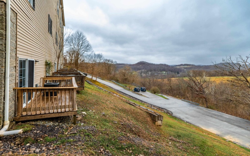 611 Vista Oaks Drive, Fairmont, West Virginia 26554, 3 Bedrooms Bedrooms, 9 Rooms Rooms,3 BathroomsBathrooms,Single Family Attached,For Sale,Vista Oaks,10163771