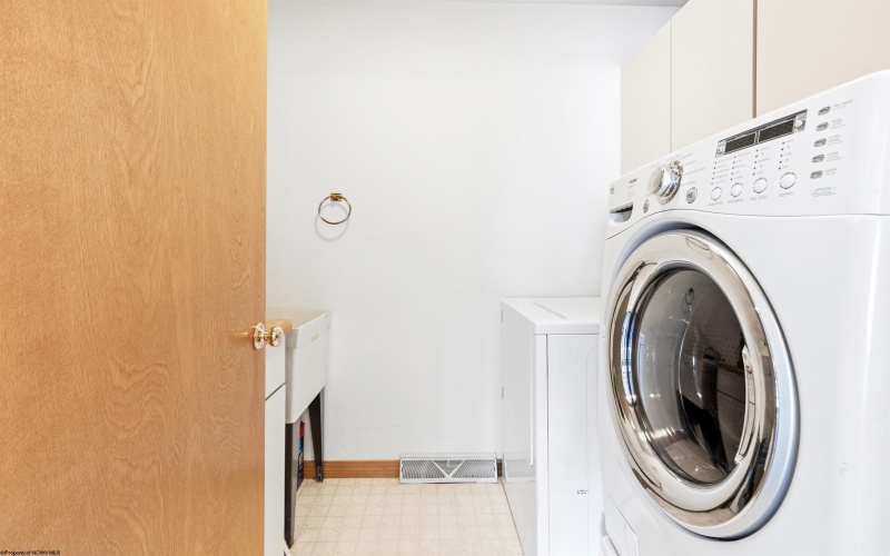 959 Southpoint Circle, Morgantown, West Virginia 26505, 6 Bedrooms Bedrooms, 10 Rooms Rooms,3 BathroomsBathrooms,Single Family Detached,For Sale,Southpoint,10163769