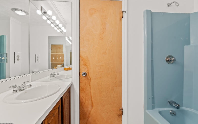 237 Poplar Drive, Morgantown, West Virginia 26505, 4 Bedrooms Bedrooms, 10 Rooms Rooms,3 BathroomsBathrooms,Single Family Detached,For Sale,Poplar,10163799