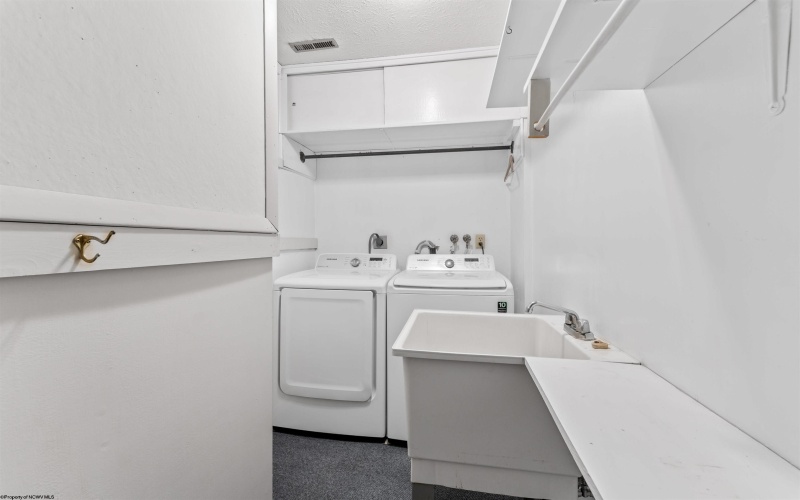 237 Poplar Drive, Morgantown, West Virginia 26505, 4 Bedrooms Bedrooms, 10 Rooms Rooms,3 BathroomsBathrooms,Single Family Detached,For Sale,Poplar,10163799