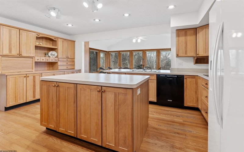 237 Poplar Drive, Morgantown, West Virginia 26505, 4 Bedrooms Bedrooms, 10 Rooms Rooms,3 BathroomsBathrooms,Single Family Detached,For Sale,Poplar,10163799