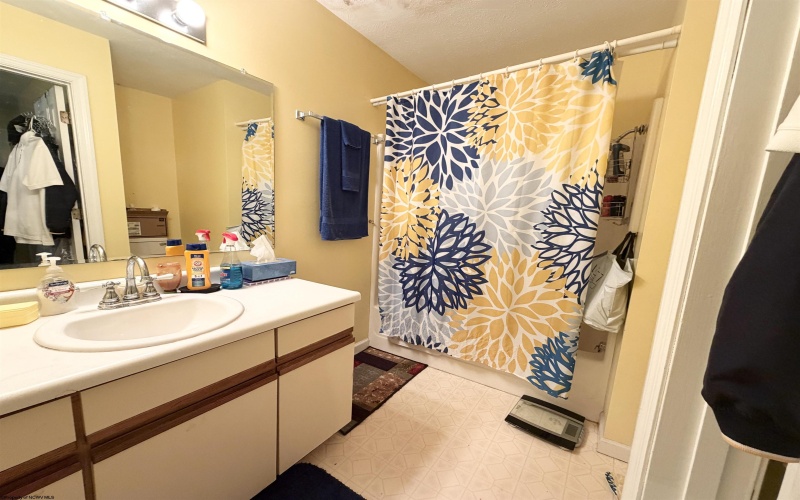 38 Cliffside Drive, Morgantown, West Virginia 26501, 3 Bedrooms Bedrooms, 4 Rooms Rooms,2 BathroomsBathrooms,Single Family Attached,For Sale,Cliffside,10163806