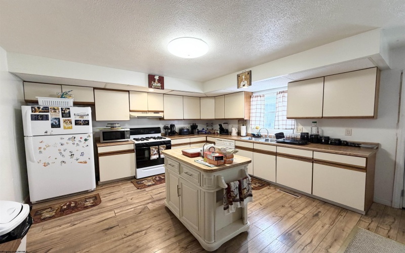 38 Cliffside Drive, Morgantown, West Virginia 26501, 3 Bedrooms Bedrooms, 4 Rooms Rooms,2 BathroomsBathrooms,Single Family Attached,For Sale,Cliffside,10163806