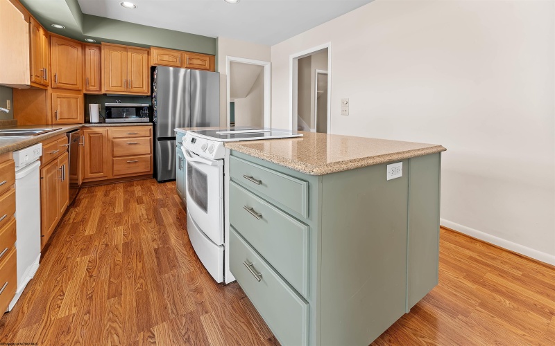 12 Cedarwood Drive, Morgantown, West Virginia 26505, 4 Bedrooms Bedrooms, 8 Rooms Rooms,3 BathroomsBathrooms,Single Family Detached,For Sale,Cedarwood,10163811