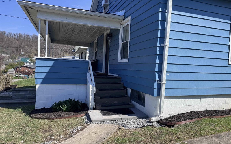 1605 18th Street, Clarksburg, West Virginia 26301, 4 Bedrooms Bedrooms, 7 Rooms Rooms,1 BathroomBathrooms,Single Family Detached,For Sale,18th,10163837 1605 18th Street, Clarksburg, West Virginia 26301, 4 Bedrooms Bedrooms, 7 Rooms Rooms,1 BathroomBathrooms,Single Family Detached,For Sale,18th,10163837