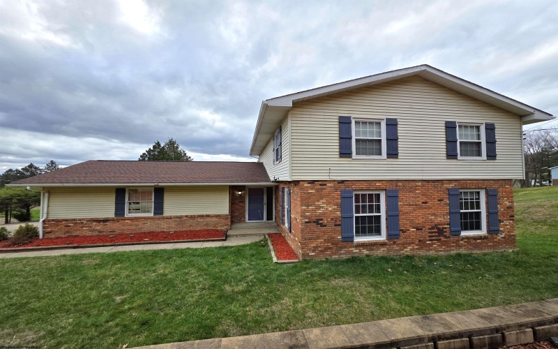 16 Bel Manor Drive, Fairmont, West Virginia 26554, 5 Bedrooms Bedrooms, 10 Rooms Rooms,2 BathroomsBathrooms,Single Family Detached,For Sale,Bel Manor,10163867