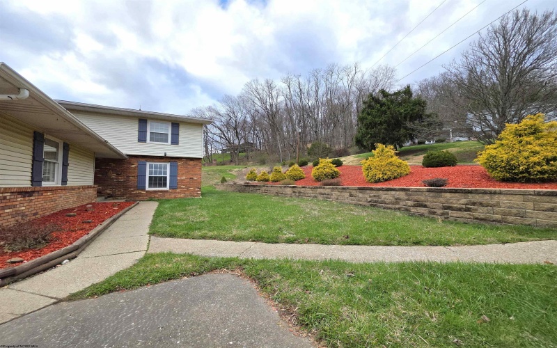 16 Bel Manor Drive, Fairmont, West Virginia 26554, 5 Bedrooms Bedrooms, 10 Rooms Rooms,2 BathroomsBathrooms,Single Family Detached,For Sale,Bel Manor,10163867