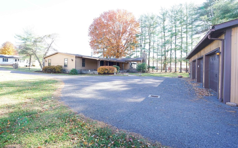 221 Broadway Avenue, Bridgeport, West Virginia 26330-0000, 3 Bedrooms Bedrooms, 7 Rooms Rooms,2 BathroomsBathrooms,Single Family Detached,For Sale,Broadway,10162488