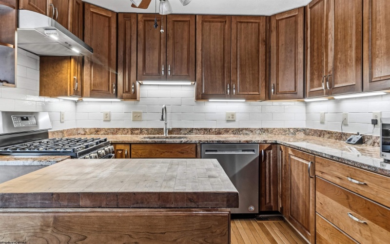 102 Stilwell Drive, Morgantown, West Virginia 26505, 2 Bedrooms Bedrooms, 8 Rooms Rooms,2 BathroomsBathrooms,Single Family Attached,For Sale,Stilwell,10163921