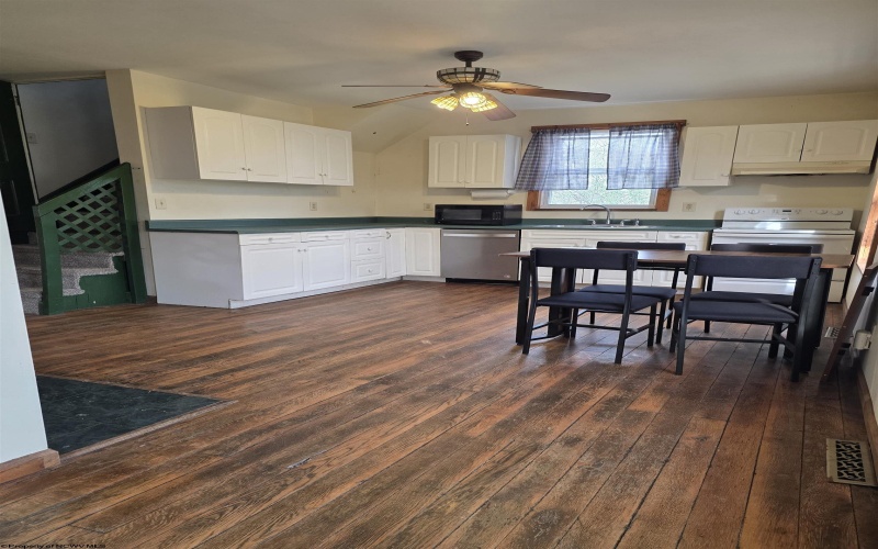 1326 Montrose Avenue, Morgantown, West Virginia 26505, 4 Bedrooms Bedrooms, 6 Rooms Rooms,3 BathroomsBathrooms,Single Family Detached,For Sale,Montrose,10163928