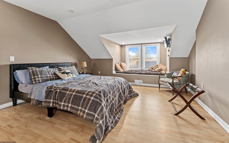 330-332 Demain Avenue, Morgantown, West Virginia 26501, ,Multi-unit/income,For Sale,Demain,10163959