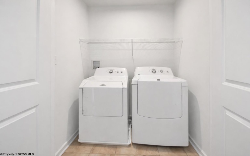 323 Lexington Circle, Bridgeport, West Virginia 26330, 4 Bedrooms Bedrooms, 8 Rooms Rooms,3 BathroomsBathrooms,Single Family Detached,For Sale,Lexington,10163952