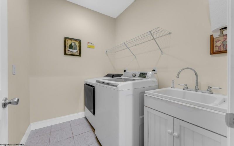 106 Iris Lane, Morgantown, West Virginia 26501, 4 Bedrooms Bedrooms, 11 Rooms Rooms,4 BathroomsBathrooms,Single Family Detached,For Sale,Iris,10163974